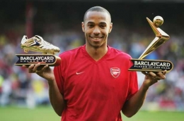 Thierry Henry saat menerima penghargaan di Arsenal (Sumber ilustrasi: mirror.co.uk)