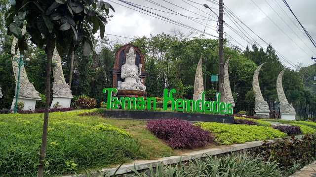 Patung Ken Dedes di pintu masuk Kota Malang