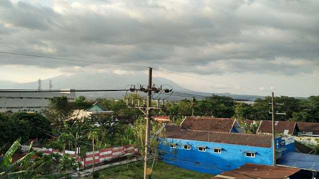 Perkampungan di Kelurahan Polowijen dengan latar Gunung Arjuna 