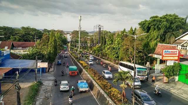 Sejak dulu Polowijen sudah menjadi daerah penting. Hingga kini, daerah ini menjadi pintu gerbang Kota Malang dari arah utara. Tampak Jalan A. Yani Utara, penghubung Malang-Surabaya yang tak pernah sepi.