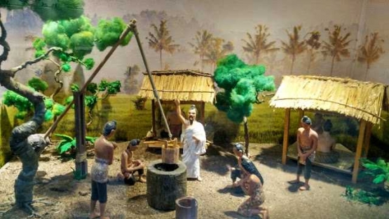 Diorama yang mengisahkan Mpu Purwa mengutuk masayarakat Polowijen yang tak akan lagi memiliki sumber air berlimpah akibat ulah mereka yang membiarkan kezaliman terjadi.
