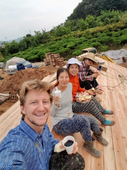 tidak hanya melakukan pekerjaan di bidang pertanian, WWOOFers jg membantu membangun clay house - cr FB WWOOF Korea