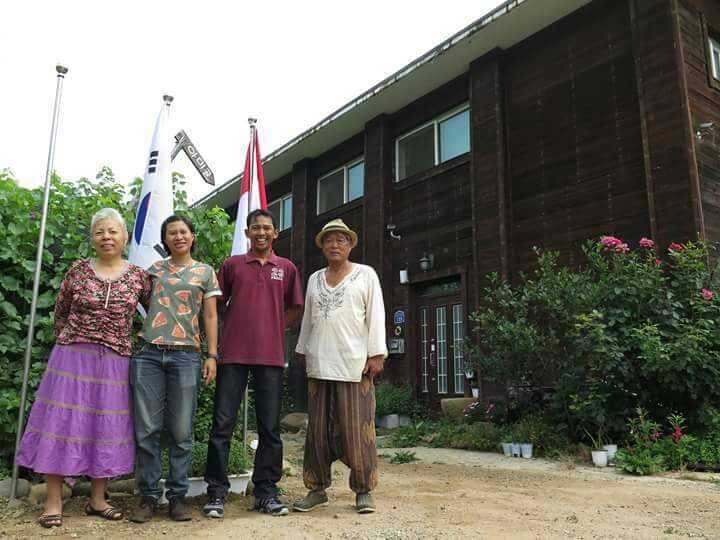 Salah satu host yang selalu menyediakan bendera negara WWOOFers kapanpun mereka datang - cr FB WWOOF Korea