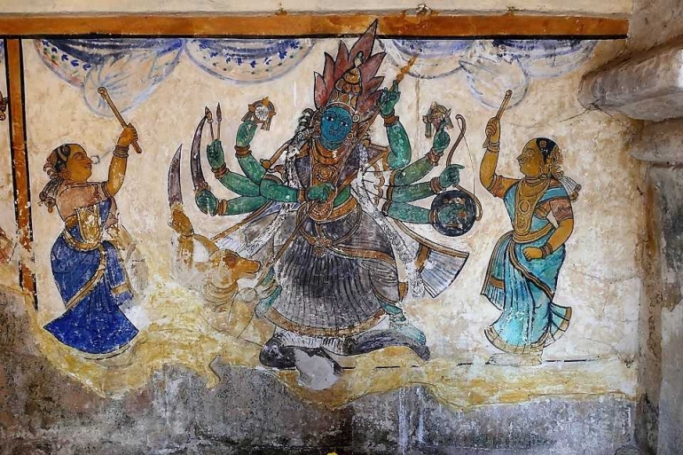 Lukisan dinding Dewi Durga dengan berbagai senjata ditangan seribunya. Lukisan zaman Chola di Puri Rajarajan Tiruvasal, Tanjore. (AH Tjio)