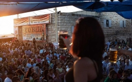 Taybeh Oktoberfest. Pesta bir yang mengundang banyak turis dari berbagai negara di Palestina. (Sumber foto: Aljazeera)