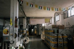 Pabrik Taybeh Beer. (sumber foto: stevehynd.com)