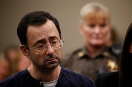 Larry Nassar yang merasa sedih setelah mendengar kesaksian banyak korbannya. Ia harus melanjutkan sisa hidupnya di dalam penjara. thesun.co.uk