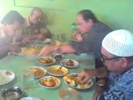 PENIKMAT gurami sedang 'cepak-cepong' di salah satu rumah makan di kawasan utara Kabupaten Limapuluh Kota. (DOK PRIBADI)