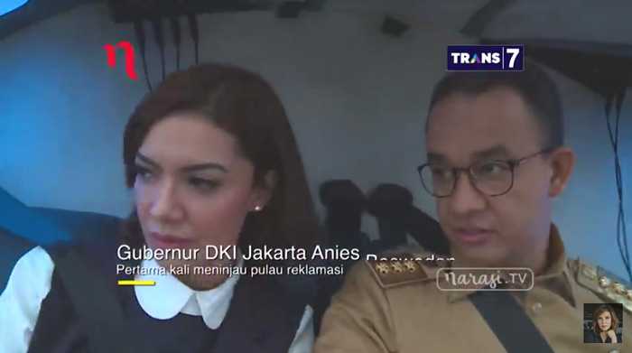 Anies Baswedan dan Najwa Shihab sama-sama melihat proyek reklamasi Pantura Jakarta melalui pantauan udara. (Foto: YouTube Najwa Shihab)