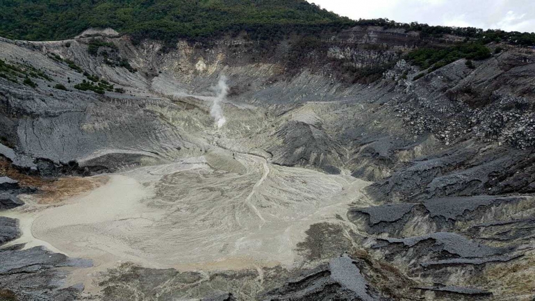 Asap belerang di kawah Ratu. (Dok. Pribadi)