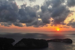 View Gunung Rinjani dan sunrise dari balik Pulau Lombok (Dok. Yani)