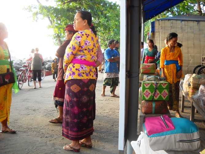 Warga lokal yang mengenakan pakaian adat Bali (Dok. Yani)