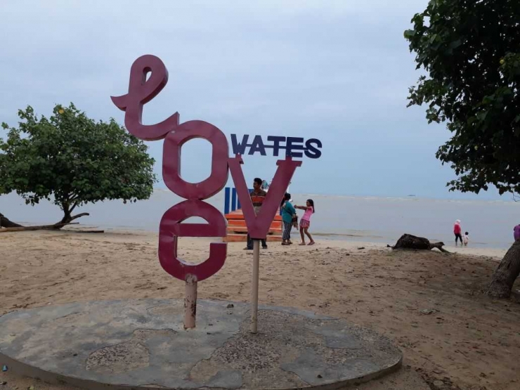 Pantai Pasir Putih Wates Rembang, tampil lebih menawan. (Dokpri).