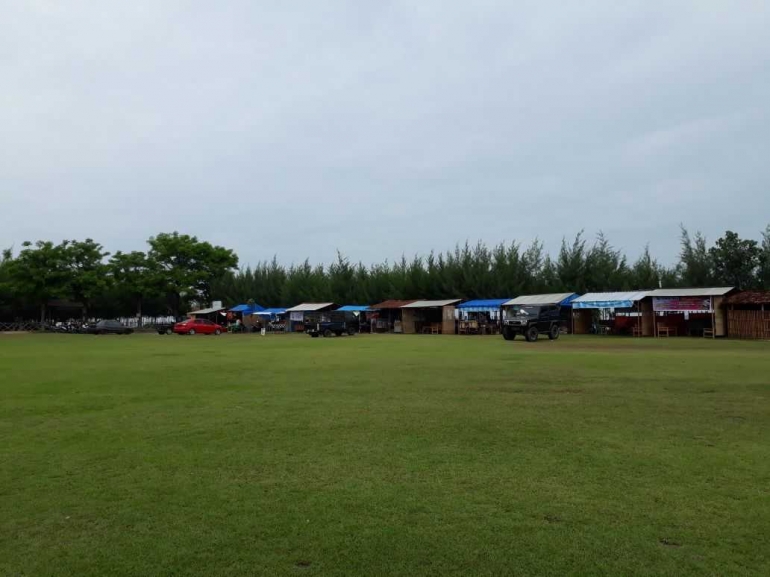 Tempat parkir yang luas, dengan sederetan warung-warung makanan, tak takut lapar saat menikmati pantai pasir putih Wates Rembang. (Dokpri).