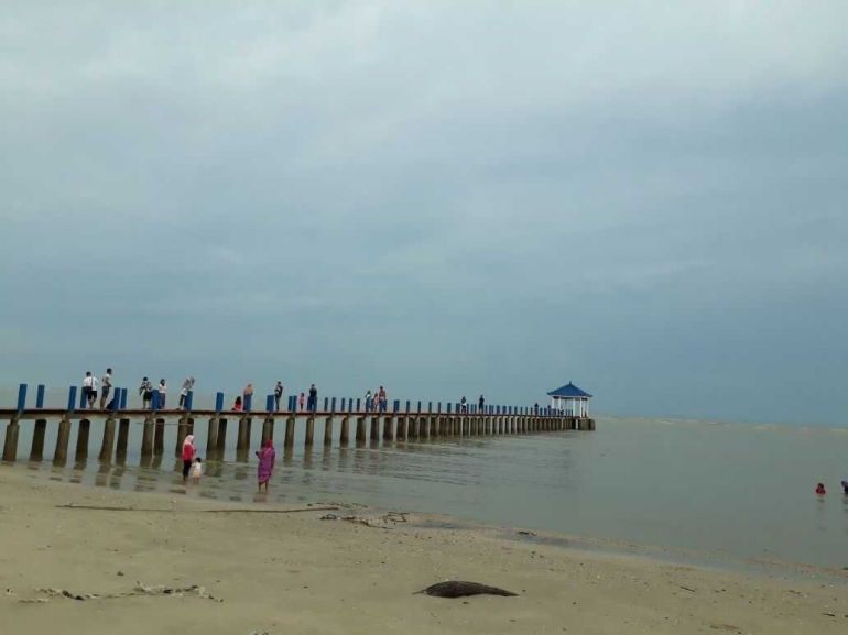 Jembatan menuju laut, seolah-olah kita berada di laut lepas. Angin yang menderu, sepi dan syahdu. (Dokpri).