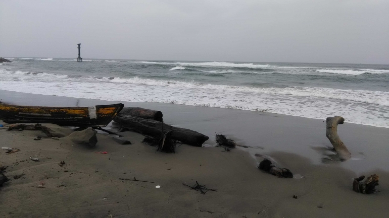 Bebearapa potongan kayu tergeletak begitu saja di tepi pantai