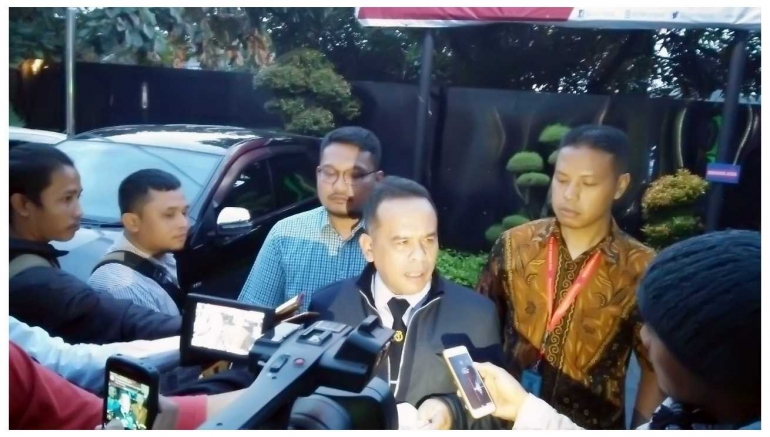 wawancara dengan Kakanim II Bekasi SUTRISNO, S.Sos didampingi Fajar maula (Menggunakan kacamata) dan Andre Kaur Umum ( berbaju Batik)