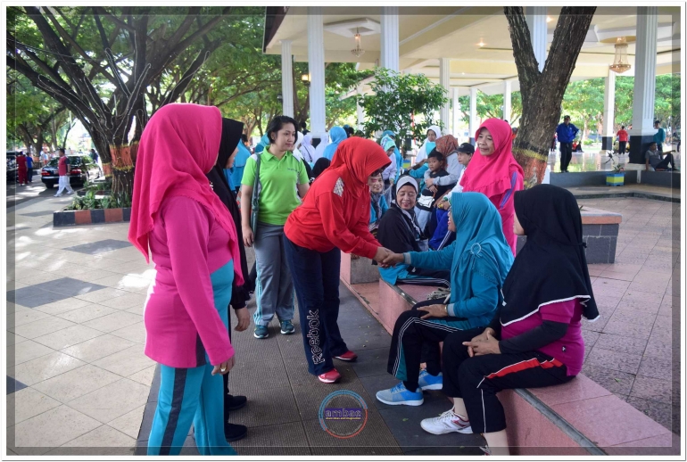 Bunda Lansia Bantaeng (Baju merah) salami Lansia di Kawasan Reklamasi Pantai Seruni Bantaeng (27/01/18).