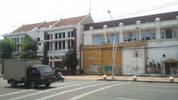 Gedung PTPN XII (sebelah kiri) dengan sudut siku-siku pada jendela dan pintu yang paripurna | Gambar : Dokumen Pribadi.