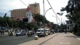 Jalan Rajawali dengan bangunan yang menjulang | Gambar : Dokumen Pribadi.