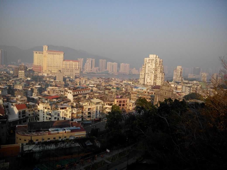 Dari atas benteng bisa melihat panorama Macao dari atas. Hawanya juga segar (dokpri)