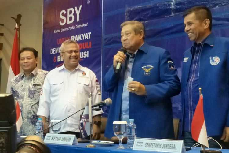 Ketua Umum Partai Demokrat Susilo Bambang Yudhoyono saat membuka proses verifikasi faktual Partai Demokrat oleh KPU, di kantor DPP Partai Demokrat, Pegangsaan, Menteng, Jakarta Pusat, Minggu (28/1/2018). 
