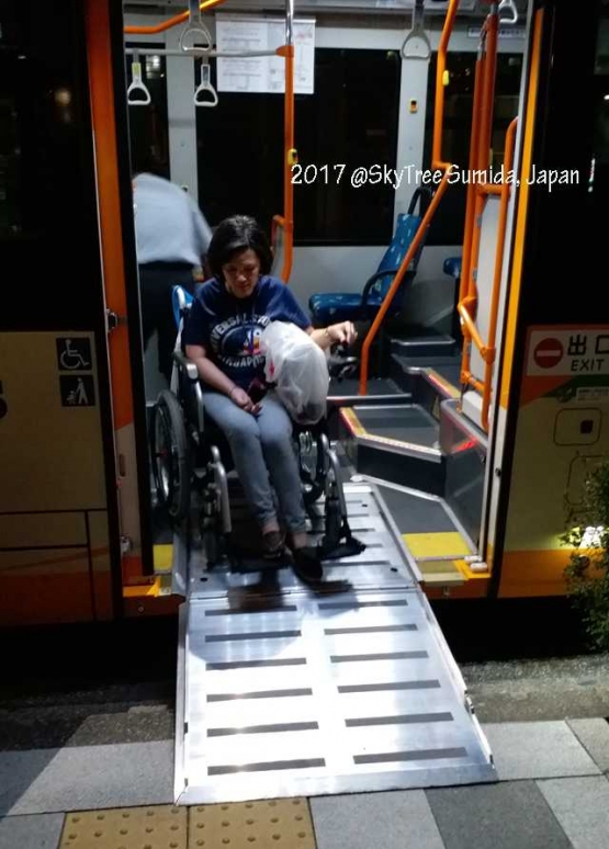 Dokumentasi pribadi. Supir bus pun siap membantu untuk membawa 'mobile ramp' untuk naik dan turun bus di Jepang