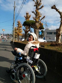 Aku di Funabashi Hoten, Jepang. Diatas kursi roda 'ajaibku'. Dokumentasi pribadi.
