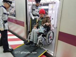 Dokumentasi pribadi. Sebagai disabled, petugas stasiun sangat membantu dengan membawakan 'mobile ramp' untuk naik dan turun kereta, antar jemput di semua stasiun