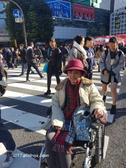 Dokumen pribadi. Aku dengan kursi roda ajaibku, melintasi batas viral dunia, ditengah2 salah satu penyeberangan terpadat di dunia dengan pejalan kaki 'Hachiko Square Shibuya'