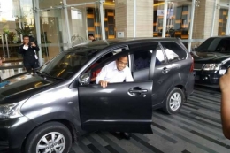 Menteri Perhubungan Budi Karya Sumadi saat mengunakan taksi online menuju salah satu hotel di Jakarta, Rabu (25/10/2017). 