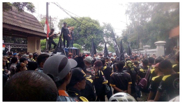 GMBI saat melakukan unras di depan kantor walikota Bekasi