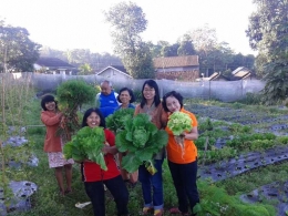 Srini Maria bersama para peserta pelatihan budidaya sayuran organik. (Foto: koleksi Srini Maria)