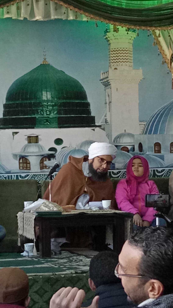 Habib Ali Mempersilahkan Anak Kecil untuk duduk disamping nya saat pengajian berlansung (Sumber; Dokumentasi Pribadi)