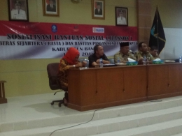 Plt Sekda Bangka Akhmad Muksin ( berpeci ) membuka sosialisasi (dok. Humas Bangka(
