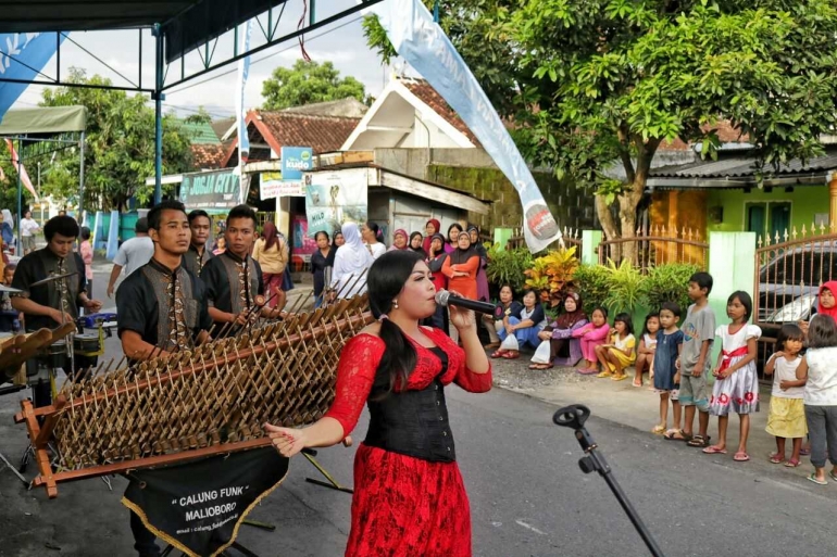 Crew musik Calung Funk Malioboro meramikan acara Pasar Wutah Setu Pahingan