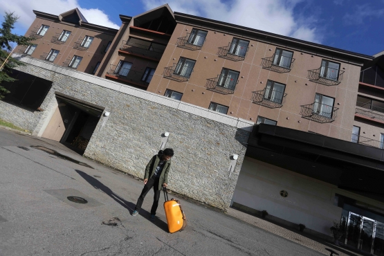 Tampilan depan hotel Bear Monte. Pria yang difoto hanya properti - pic: Aria Sankhyaadi