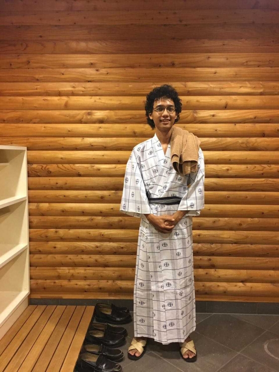 Pasang kuda-kuda dulu sebelum bugil di dalam onsen - pic: Aria Sankhyaadi