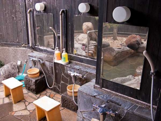 Mandi yang bersih sebelum merebus diri di dalam onsen - pic: flickr