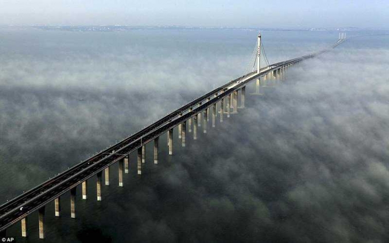 Jembatan tol terbentang di atas laut (Photo taken Wednesday and released by China's Xinhua news agency.)