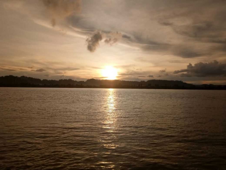 Ket foto: sunset di sungai Kayan (dokpri)