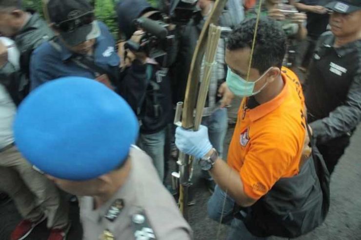 Petugas kepolisian menyita sebilah busur panah dari rumah Sidik, terduga teroris di RT 1 RW 3, Desa Pasir Wetan, Kecamatan Karanglewas, Banyumas, Jawa Tengah, Kamis (1/2/2018).
