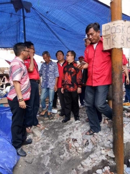 Anggota DPR-RI Fraksi PDI Perjuangan Darmadi Durianto bersama tim saat meninjau lokasi kebakaran di Krukut Jakarta Barat Rabu (31/1/2018) /Foto: Ist