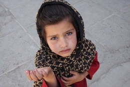 Banyak anak-anak di afganistan tidak sekolah dan mengemis untuk dapat membeli makanan. (wikimedia.org)