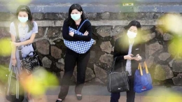 Sejumlah warga di Jalan Prof Dr Satrio, Jakarta mengenakan masker. (Foto: kompas.id)