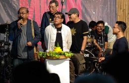 Djaduk Ferianto (kiri) memberi sambutan dalam perayaan sewindu Jazz Mben Senen, didampingi Romo Sindhu (berbaju putih) dan Ajie Wartono (bertopi). [Foto: Farid Wong]