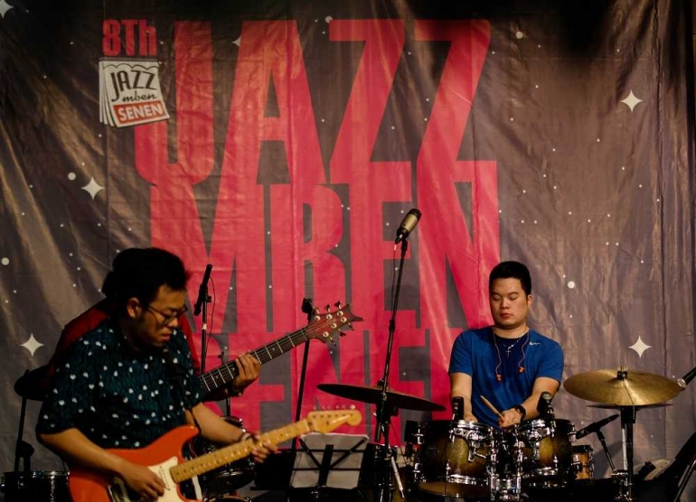 Echa Soemantri (drummer) dan kawan-kawan saat tampil di perayaan sewindu Jazz Mben Senen di pelataran Bentara Budaya Yogyakarta, Senin (29/1/2018). [Foto: Farid Wong]