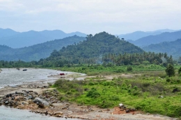Hutan bukit barisan yang tampak dari Lubuk Alung, desa Koto Buruk