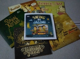 Sejumlah CD album kompilasi yang dihasilkan oleh orang-orang muda yang kerap tampil di Jazz Mben Senen. [Foto: Farid Wong]