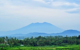 Pemandangan gunung Singgalang yang tampak dari Lubuk Alung, Sumatera barat